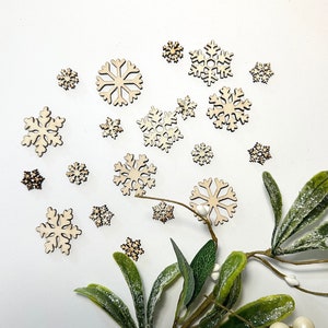 5 pieces Small wooden snowflakes