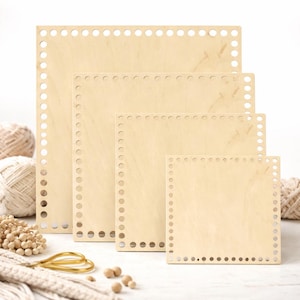 Puede incluir: Cuatro bases cuadradas de madera para cestas de diferentes tamaños, dispuestas de mayor a menor. Cada base es de color madera clara con agujeros espaciados uniformemente alrededor del perímetro para tejer. Hilo y materiales de artesanía visibles en el fondo.