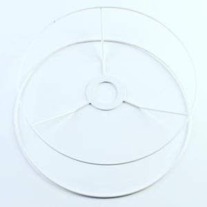 Puede incluir: Estructura de pantalla de l&aacute;mpara de metal blanco con base circular y tres cables de soporte.
