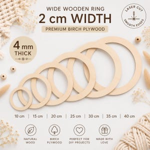 Op de afbeelding: Een set van zeven ronde houten ringen van berkenmultiplex, gerangschikt in oplopende grootte van 10 cm tot 40 cm. De ringen hebben een breedte van 2 cm en een dikte van 4 mm. De tekst bevat WIDE WOODEN RING, 2 cm WIDTH, PREMIUM BIRCH PLYWOOD, 4 mm THICK, LASER CUT SMOOTH EDGES en labels voor elke maat.