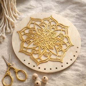 Makramébas med hål – 32 cm rund träskiva med gyllene mandala – Plywoodbas för väggbonad, DIY-pyssel, bohemisk dekoration