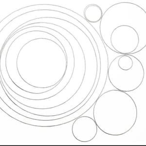 Puede incluir: Una imagen en blanco y negro de una serie de círculos concéntricos, con un círculo más pequeño dentro de cada círculo más grande. Los círculos están dispuestos en un patrón que se asemeja a un objetivo.