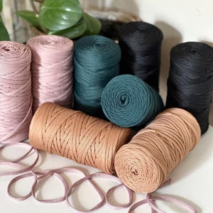 Puede incluir: Surtido de cordones de algodón de colores en varios colores, incluyendo rosa, verde azulado, marrón y negro. Los cordones están enrollados en carretes y están listos para proyectos de manualidades.
