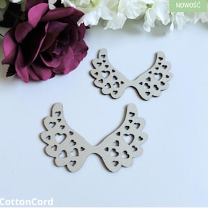 Op de afbeelding: Twee witte houten kraagvormen met een hartvormig uitsnijding. De kragen liggen op een witte achtergrond.