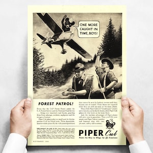 Op de afbeelding: Vintage zwart-wit advertentie voor Piper Cub vliegtuigen. De illustratie toont een klein vliegtuig boven twee mannen in een bos. Tekst bevat "ONE MORE CAUGHT IN TIME, BOYS!" en "FOREST PATROL!". De advertentie promoot Piper Cub vliegtuigen voor diverse doeleinden.