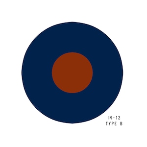 Puede incluir: Un círculo azul con un círculo marrón más pequeño en el centro. El texto "IN-12 TYPE B" está debajo del círculo.