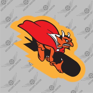 Puede incluir: Un personaje de dibujos animados de diablo rojo con cuernos y una capa, sosteniendo una bomba negra. El personaje está volando por el aire con un fondo amarillo.