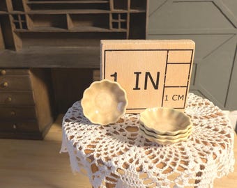 Miniature Wavy Ceramic Bowl Hand-Made for 1:12 Dollhouse - Cream