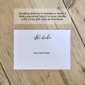 K&ouml;nnte beinhalten: Wei&szlig;e Karte mit dem Text "YR studio" und "Your text here" in schwarzer Schrift.