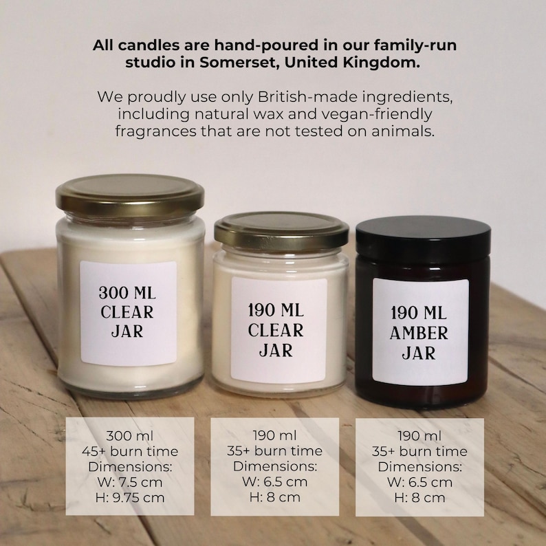 Puede incluir: Tres tarros de velas de vidrio con etiquetas. El tarro m&aacute;s grande es de 300 ml y dice "Clear Jar". Los dos tarros m&aacute;s peque&ntilde;os son de 190 ml y dicen "Clear Jar" y "Amber Jar".