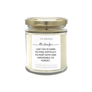 K&ouml;nnte beinhalten: Eine wei&szlig;e Sojawachskerze in einem Glasgef&auml;&szlig; mit goldenem Deckel. Das Etikett lautet "YR STUDIO Midwife LIKE YOU IS HARD TO FIND, DIFFICULT TO PART WITH AND IMPOSSIBLE TO FORGET. SCENTED SOY WAX CANDLE HAND-POURED IN SOMERSET"
