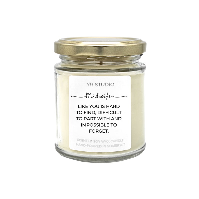 K&ouml;nnte beinhalten: Eine wei&szlig;e Sojawachskerze in einem Glasgef&auml;&szlig; mit goldenem Deckel. Das Etikett lautet "YR STUDIO Midwife LIKE YOU IS HARD TO FIND, DIFFICULT TO PART WITH AND IMPOSSIBLE TO FORGET. SCENTED SOY WAX CANDLE HAND-POURED IN SOMERSET"