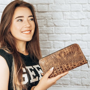 Cartera grabada, Cartera cremallera, Cartera piel grabada, Cartera piel mujer, Cartera piel, Cartera piel cremallera, Cartera larga, Cartera cremallera