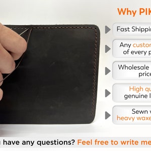 Puede incluir: Primer plano de una mano cosiendo un art&iacute;culo de cuero marr&oacute;n con hilo encerado marr&oacute;n. La imagen est&aacute; acompa&ntilde;ada de un texto que dice "&iquest;Por qu&eacute; PIKORE?" y enumera varias razones, incluyendo env&iacute;o r&aacute;pido, personalizaci&oacute;n, descuentos al por mayor, cuero de alta calidad y cosido con hilo encerado grueso. El texto tambi&eacute;n dice "&iquest;Tienes alguna pregunta? &iexcl;No dudes en escribirme por mensaje privado!"