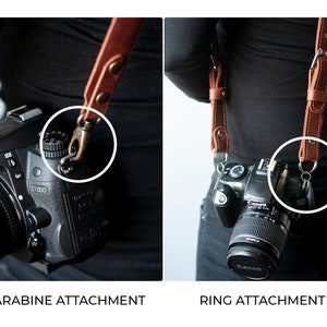 K&ouml;nnte beinhalten: Zwei Bilder, die verschiedene M&ouml;glichkeiten zeigen, eine Kameragurt an einer Kamera zu befestigen. Das erste Bild zeigt einen braunen Ledergurt, der mit einem Karabiner an einer Kamera befestigt ist. Das zweite Bild zeigt einen braunen Ledergurt, der mit einem Metallring an einer Kamera befestigt ist.