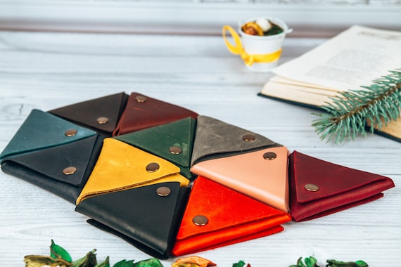 Premium PSD | Leather triangle coin purse mockup, top view
