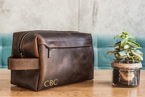  Personalized Leather Toiletry Bag For Men with Hook, Groomsmen  Gifts Travel Bag Laser Engraved Name Monogram Leather Gift Anniversary Gift  For Him Husband Father Leather Dopp Kit with Side Handle 