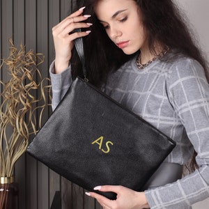Clutch de piel con correa, Clutch de mujer personalizado, Clutch de pulsera, Clutch de piel con nombre, Clutch con correa de mano
