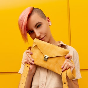 Cartera de dama de honor, Cartera de cuero con correa, Cartera de sobre, Bolso de mano de cuero con sobre, Cartera de monograma, Cartera de mujer, Cartera amarilla