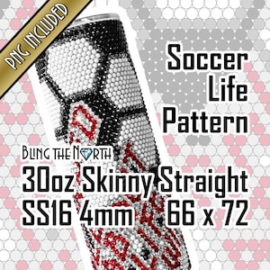 Pode incluir: Um copo de aço inoxidável de 30 oz, fino e reto, com um padrão de bola de futebol. O copo mede 66 x 72 mm e tem um design preto, branco e vermelho. O texto "Bling the North" é visível no copo.