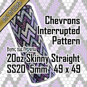 Puede incluir: Un vaso de acero inoxidable recto y delgado de 20 onzas con un patrón de chevron morado, negro y blanco. El vaso tiene un grosor de 5 mm y un patrón de cuadrícula de 49 x 49. El texto "BLING THE NORTH" está impreso en el vaso.