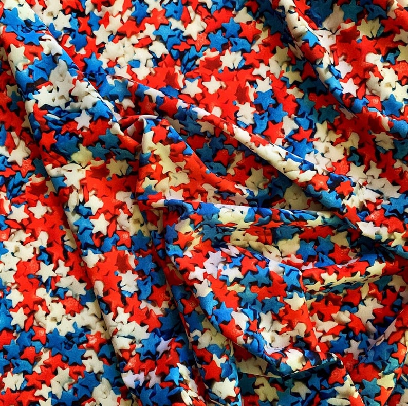 Puede incluir: Tela roja, blanca y azul con un patr&oacute;n de estrellas. La tela est&aacute; hecha de un material suave y el&aacute;stico, ideal para proyectos de manualidades.