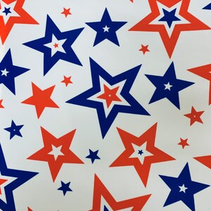 Puede incluir: Un fondo blanco con un patr&oacute;n repetitivo de estrellas rojas y azules. Las estrellas son de diferentes tama&ntilde;os y tienen un contorno blanco.