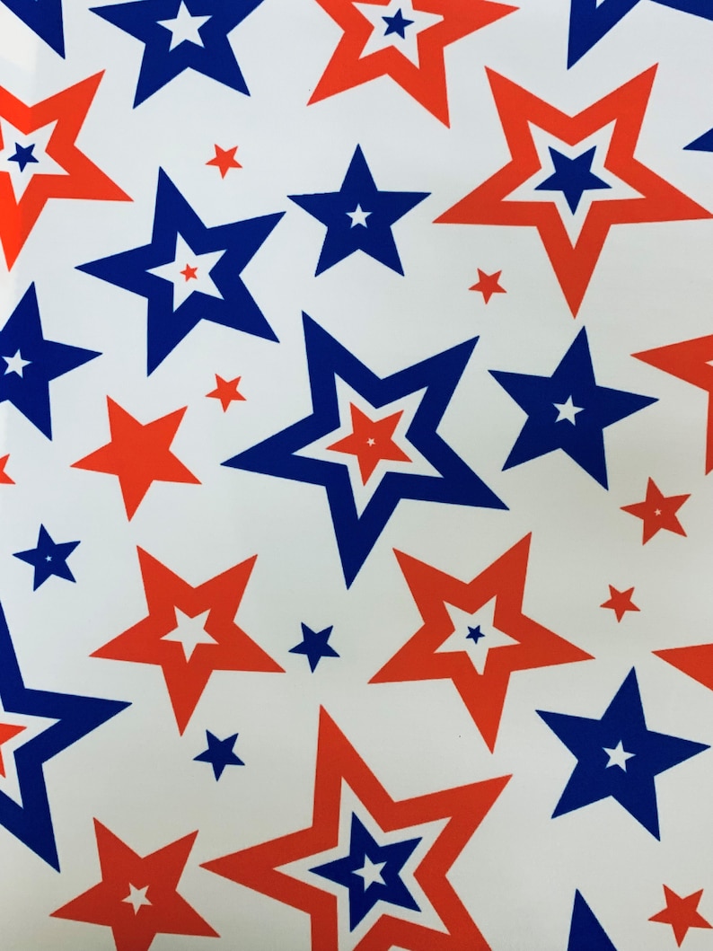 Puede incluir: Un fondo blanco con un patr&oacute;n repetitivo de estrellas rojas y azules. Las estrellas son de diferentes tama&ntilde;os y tienen un contorno blanco.