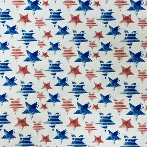 Puede incluir: Un patr&oacute;n sin costuras de estrellas rojas y azules sobre un fondo blanco. Las estrellas est&aacute;n pintadas en un estilo acuarela, con un aspecto ligeramente desgastado. El patr&oacute;n es perfecto para usar en una variedad de manualidades y proyectos.