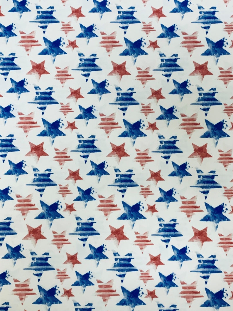 Puede incluir: Un patr&oacute;n sin costuras de estrellas rojas y azules sobre un fondo blanco. Las estrellas est&aacute;n pintadas en un estilo acuarela, con un aspecto ligeramente desgastado. El patr&oacute;n es perfecto para usar en una variedad de manualidades y proyectos.