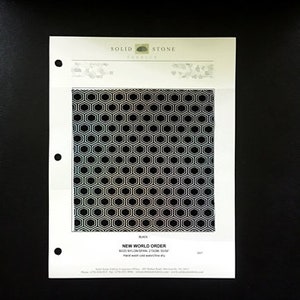 K&ouml;nnte beinhalten: Schwarzwei&szlig;es Muster einer dekorativen Vinylfolie mit einem sich wiederholenden sechseckigen Muster. Das Muster ist mit "New World Order" und "Solid Stone Surfaces" beschriftet.