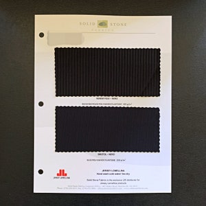 Puede incluir: Una tarjeta blanca con dos muestras de tela negra. La muestra superior est&aacute; etiquetada como "Renew Folk - Nero" con la composici&oacute;n de la tela y el peso indicados como "90/10 Poliamida reciclada/Elastano 185 g/m&sup2;". La muestra inferior est&aacute; etiquetada como "Bristol - Nero" con la composici&oacute;n de la tela y el peso indicados como "92/8 Poliamida/Elastano 200 g/m&sup2;". La tarjeta tambi&eacute;n incluye el logotipo de Jersey Lomellina e informaci&oacute;n sobre la empresa.