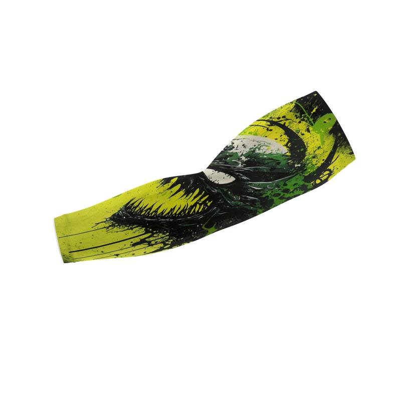 Puede incluir: Una manga de brazo verde ne&oacute;n y negro con un dise&ntilde;o gr&aacute;fico de una cara de monstruo. El dise&ntilde;o incluye salpicaduras de pintura negra y verde. La manga est&aacute; hecha de un material el&aacute;stico.
