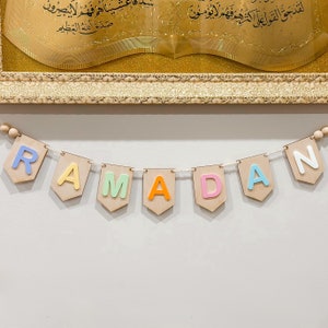 Mini bannière Ramadan pour enfants en bois avec revêtement acrylique, enseigne décorative moderne Ramadan en bouleau de la Baltique, Ramadan moderne