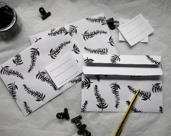 3 schwarz-weiße C6-Briefumschläge mit Blattmuster, Linoldruck mit Thema Fern