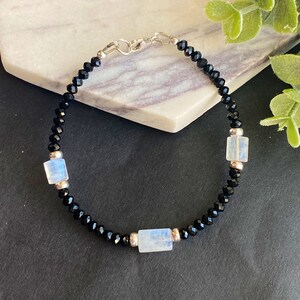 Pulsera de turmalina negra con piedra lunar y relleno de oro/plata esterlina, protección delicada, energía femenina, nuevos comienzos, escudo energético