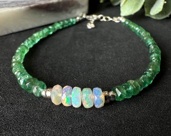 Pulsera de cuentas de ópalo etíope y esmeralda: joyería artesanal de plata de ley.