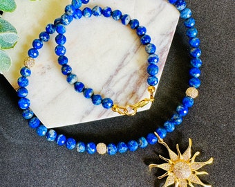 Collar con colgante de sol dorado: gargantilla con cuentas de lapislázuli