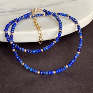 Collar de lapislázuli para mujer, gargantilla de oro, collar de cuentas de lapislázuli, collar de capas de piedras preciosas azules, delicado regalo de cumpleaños para esposa, novia