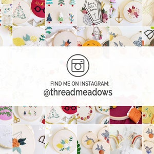 K&ouml;nnte beinhalten: Eine Sammlung von bestickten Stickrahmen mit verschiedenen Designs, darunter Blumenarrangements, Feiertagsmotive und Text. Das Bild enth&auml;lt den Instagram-Handle @threadmeadows und den Text "Find me on Instagram". Die Stickrahmen sind auf wei&szlig;em Hintergrund.