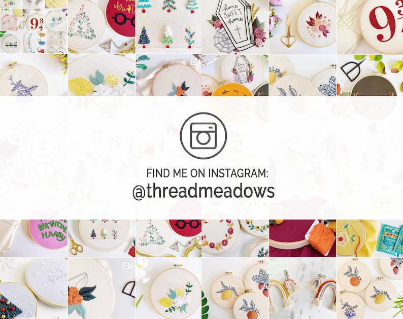 K&ouml;nnte beinhalten: Eine Sammlung von bestickten Stickrahmen mit verschiedenen Designs, darunter Blumenarrangements, Feiertagsmotive und Text. Das Bild enth&auml;lt den Instagram-Handle @threadmeadows und den Text "Find me on Instagram". Die Stickrahmen sind auf wei&szlig;em Hintergrund.