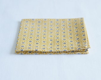 Pochette de costume motifs géométrique jaune