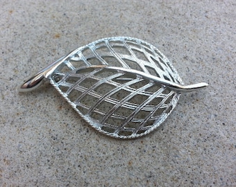 1960s Vintage SARAH COVENTRY Signed Silver Modern Leaf Brooch Leaves Fall Autumn Shawl Jewelry Cake Jewellery Wedding Bride Bridal Designer