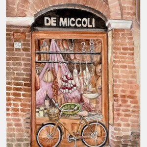 以下が含まれることがあります： イタリアの店の水彩画で、ドアの上に「DE MICCOLI」という名前が書かれています。ショーウィンドウには、吊るされた肉やその他の食品が並んでいます。店の前に自転車が置かれています。