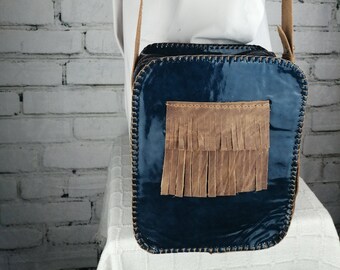 de cuero con flecos -