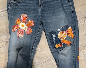 Jeansy z recyklingu z naszywką w kwiaty w stylu retro – rozmiar damski, talia 33"