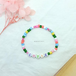 Pulseira de contas com nome personalizado - Pulseira de palavra elástica personalizada - Pulseira feita à mão