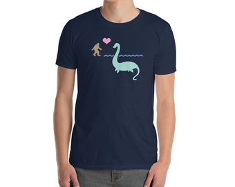 Loch Ness Monster Camiseta (Unisex) / Camisa Escocia Nessie - "Bigfoot Love"