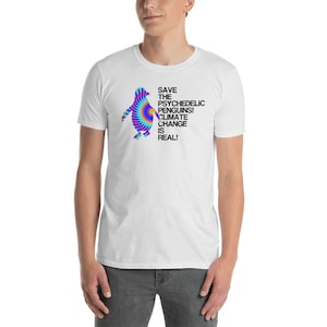 Könnte beinhalten: Weißes T-Shirt mit einem psychedelischen Pinguin-Motiv und dem Text "Rettet die psychedelischen Pinguine! Der Klimawandel ist real!"