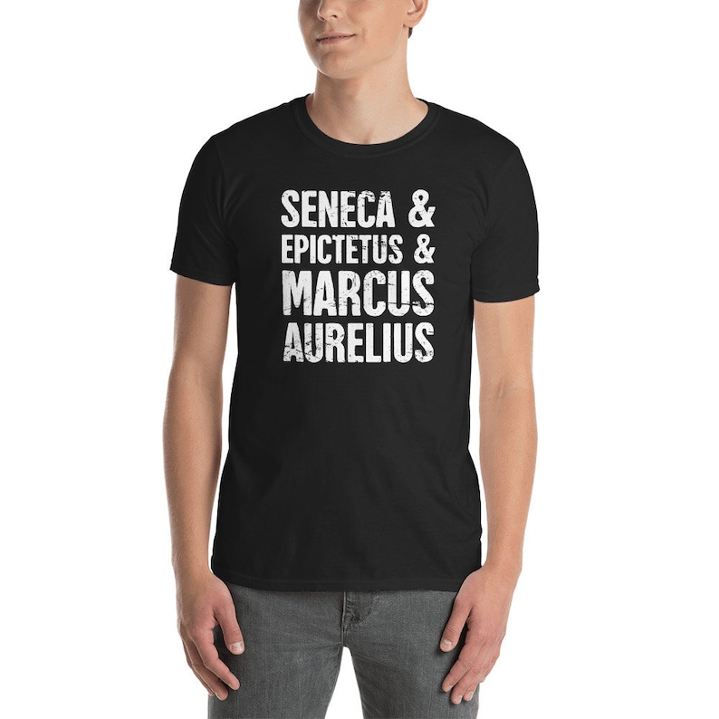 K&ouml;nnte beinhalten: Schwarzes T-Shirt mit wei&szlig;em Text, der "SENECA & EPICTETUS & MARCUS AURELIUS" lautet.
